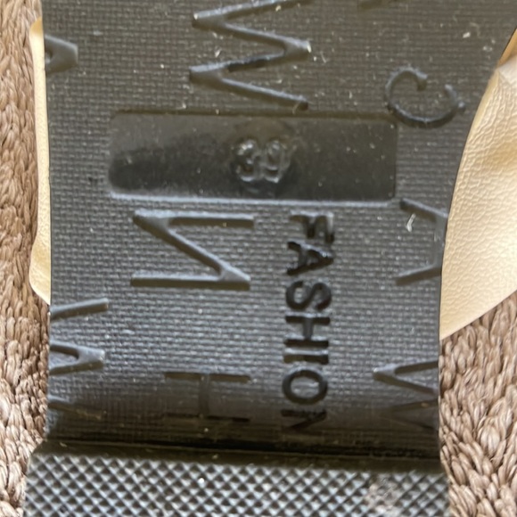 ‼️LAST ACT‼️NWOT SHEIN Bow Décor Beige Slip-On Comfy Sandals, Size 39, Fits 7.5. - Picture 3 of 4